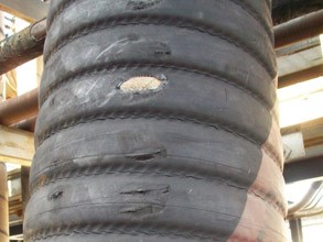 Scuffs and tears of the cover of oil suction and discharge hoses Scuffs and tears of the cover of oil suction and discharge hoses